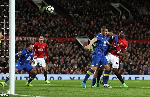 Pogba bi sut trung cho hiem o tran dau voi Everton anh 7