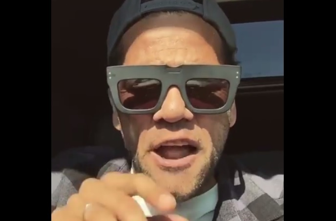 Dani Alves the hien tai nang ca hat mung chien thang cua Juventus hinh anh