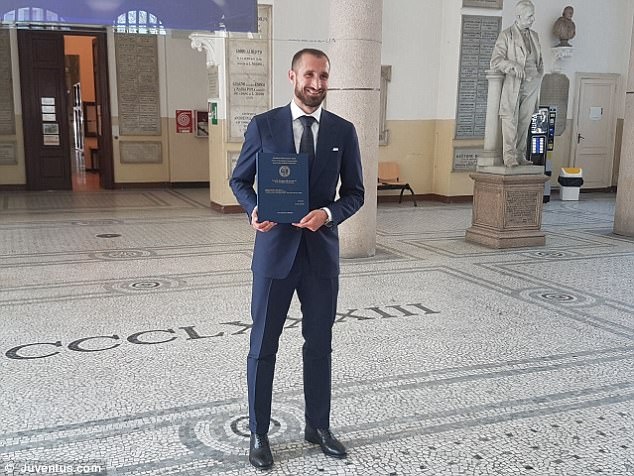 Trung vệ Juventus nhận bằng thạc sĩ Đại học Turin ảnh 3 Trung ve Juventus nhan bang thac si Dai hoc Turin anh 3