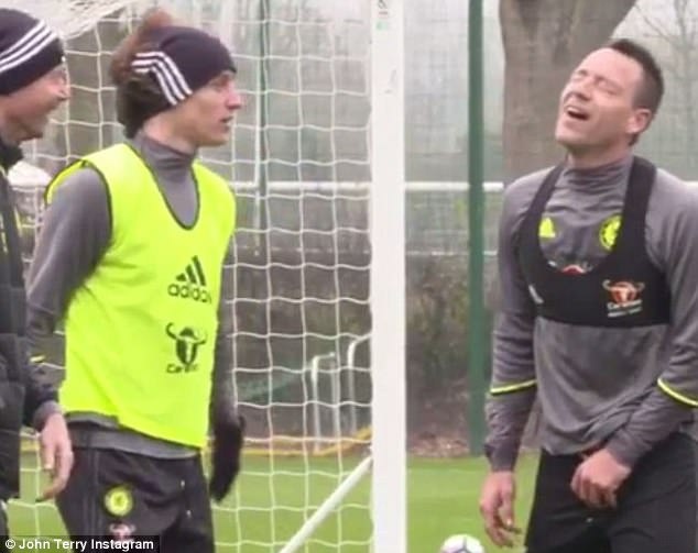 John Terry bat ngo bi David Luiz dung tay dap vao ha bo anh 4