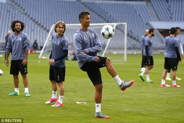 Real Madrid vui ve tap luyen truoc dai chien voi Bayern hinh anh