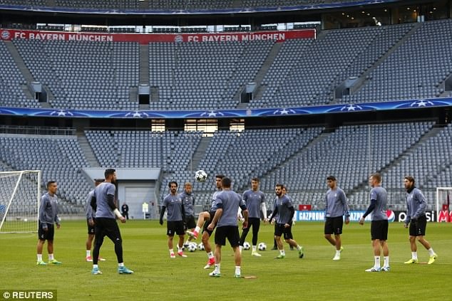 Real Madrid vui vẻ tập luyện trước đại chiến với Bayern ảnh 6 Real Madrid vui ve tap luyen truoc dai chien voi Bayern anh 6