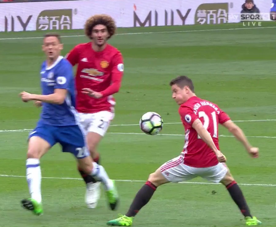 Trọng tài sai lầm khi công nhận bàn thắng của MU ảnh 3 Trong tai sai lam khi cong nhan ban thang cua MU anh 3