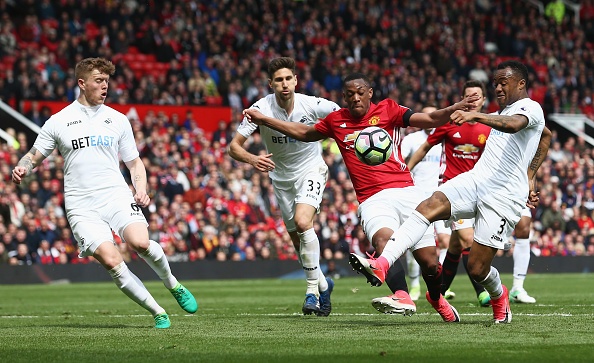 Bi Swansea cam hoa,  fan MU do loi cho Herrera anh 1