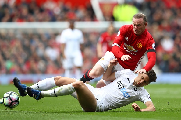 Bi Swansea cam hoa,  fan MU do loi cho Herrera anh 4