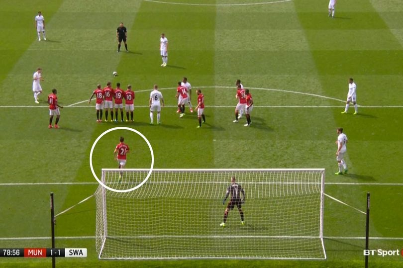 Bi Swansea cam hoa, fan MU do loi cho Herrera hinh anh