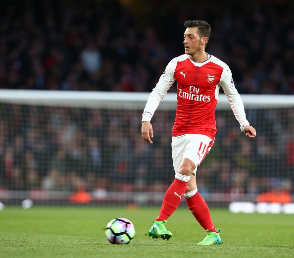 Sua chua biet thu tai London, Oezil chot tuong lai o Arsenal? hinh anh