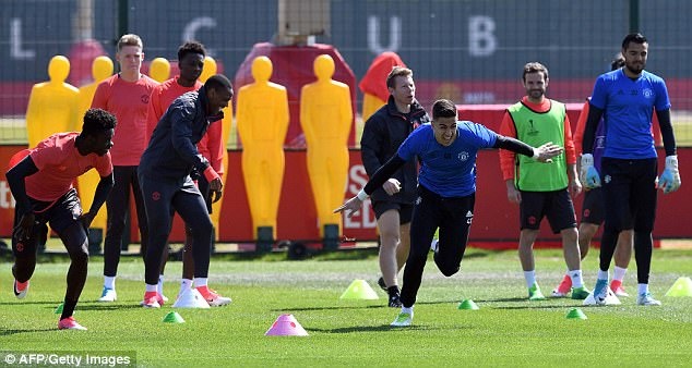 Paul Pogba vui ve luyen tap trong ‘tam bao’ anh 12