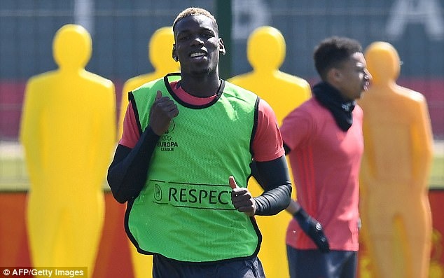 Paul Pogba vui ve luyen tap trong ‘tam bao’ anh 2