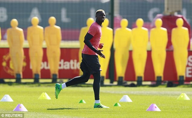 Paul Pogba vui ve luyen tap trong ‘tam bao’ anh 3