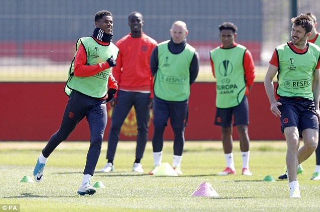 Paul Pogba vui ve luyen tap trong ‘tam bao’ anh 6