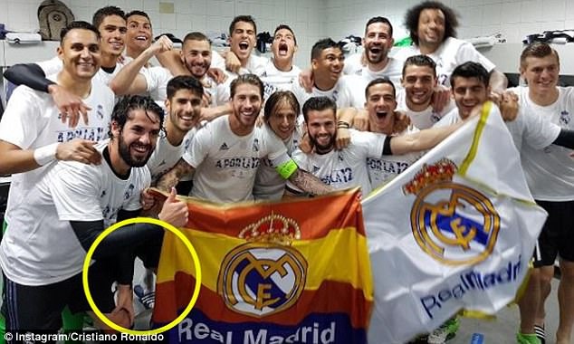 Ronaldo lại bị ‘bóc mẽ’ trò ăn gian chiều cao ảnh 2 Ronaldo lai bi ‘boc me’ tro an gian chieu cao anh 2