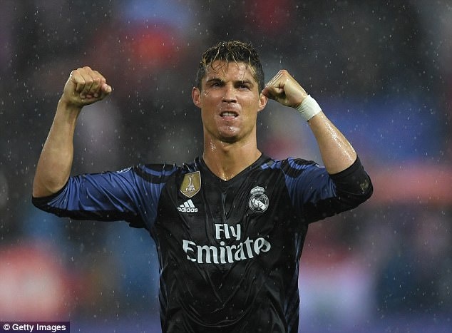 Ronaldo lại bị ‘bóc mẽ’ trò ăn gian chiều cao ảnh 11 Ronaldo lai bi ‘boc me’ tro an gian chieu cao anh 11