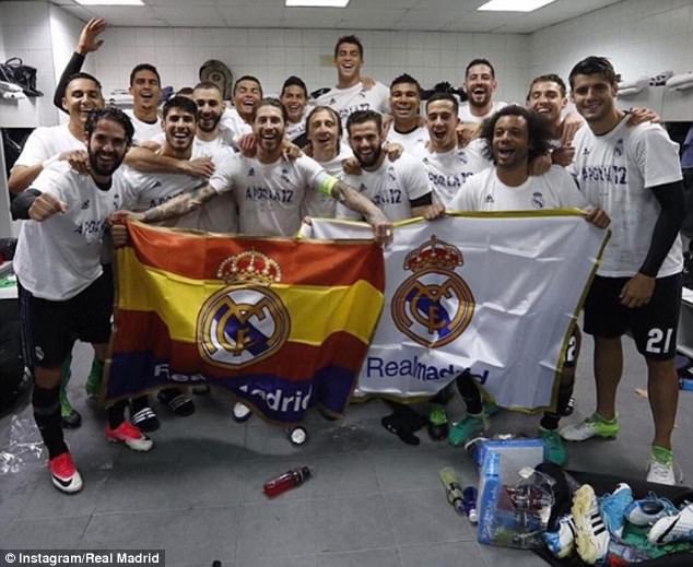 Ronaldo lại bị ‘bóc mẽ’ trò ăn gian chiều cao ảnh 1 Ronaldo lai bi ‘boc me’ tro an gian chieu cao anh 1