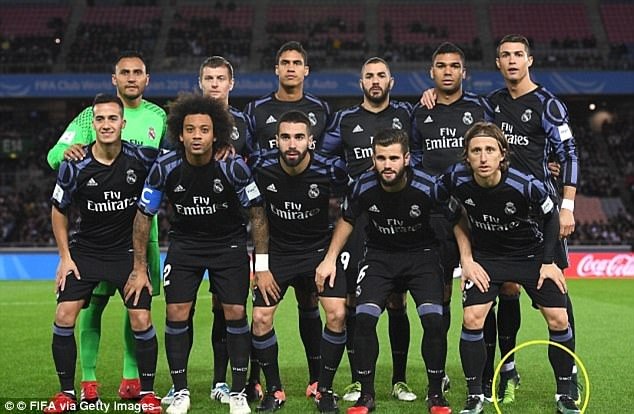 Ronaldo lại bị ‘bóc mẽ’ trò ăn gian chiều cao ảnh 3 Ronaldo lai bi ‘boc me’ tro an gian chieu cao anh 3