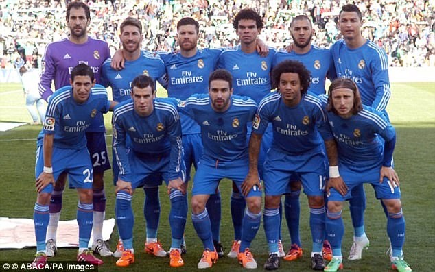 Ronaldo lại bị ‘bóc mẽ’ trò ăn gian chiều cao ảnh 6 Ronaldo lai bi ‘boc me’ tro an gian chieu cao anh 6