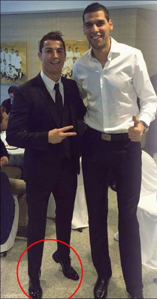 Ronaldo lại bị ‘bóc mẽ’ trò ăn gian chiều cao ảnh 10 Ronaldo lai bi ‘boc me’ tro an gian chieu cao anh 10