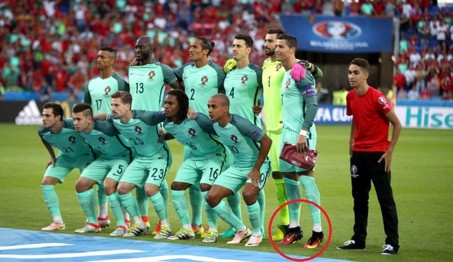 Ronaldo lại bị ‘bóc mẽ’ trò ăn gian chiều cao ảnh 9 Ronaldo lai bi ‘boc me’ tro an gian chieu cao anh 9