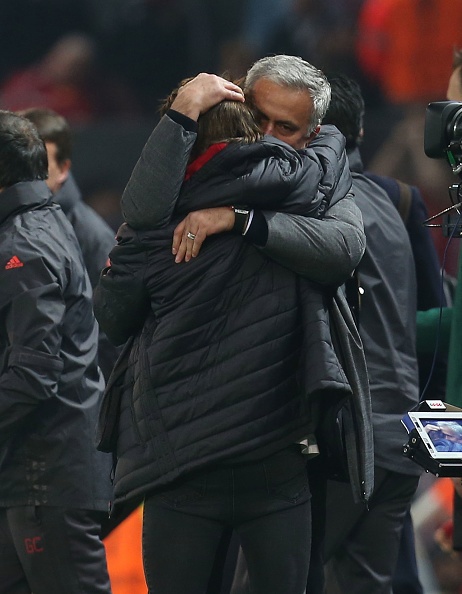 Bất ngờ với nhân vật Mourinho ôm sau trận hòa Celta Vigo ảnh 2 Bat ngo voi nhan vat Mourinho om sau tran hoa Celta Vigo anh 2