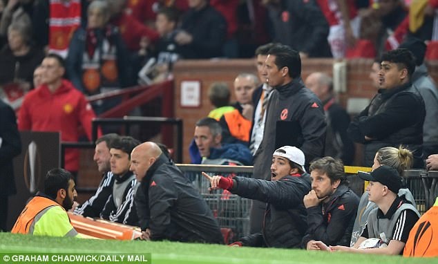 Bất ngờ với nhân vật Mourinho ôm sau trận hòa Celta Vigo ảnh 4 Bat ngo voi nhan vat Mourinho om sau tran hoa Celta Vigo anh 4