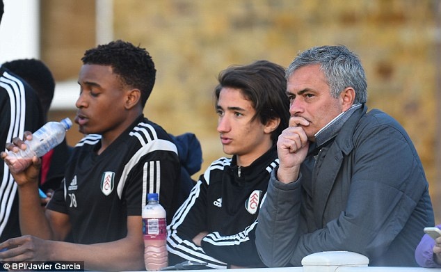 Bất ngờ với nhân vật Mourinho ôm sau trận hòa Celta Vigo ảnh 9 Bat ngo voi nhan vat Mourinho om sau tran hoa Celta Vigo anh 9