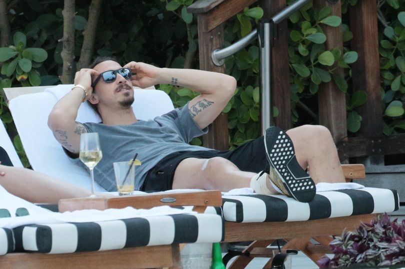 Tháo nẹp chân, Ibra thảnh thơi nghỉ dưỡng ở Miami ảnh 2 Thao nep chan, Ibra thanh thoi nghi duong o Miami anh 2