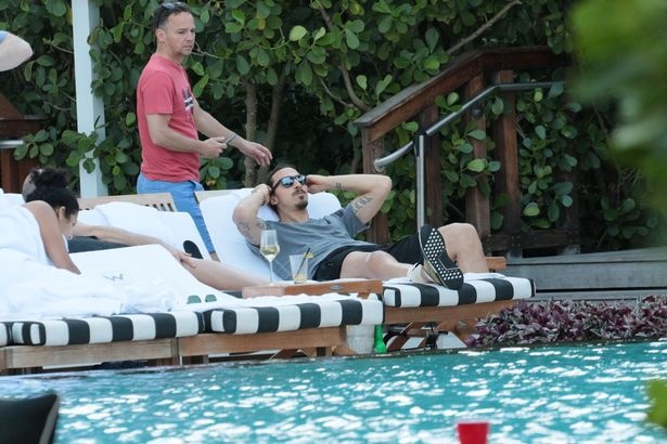 Tháo nẹp chân, Ibra thảnh thơi nghỉ dưỡng ở Miami ảnh 3 Thao nep chan, Ibra thanh thoi nghi duong o Miami anh 3