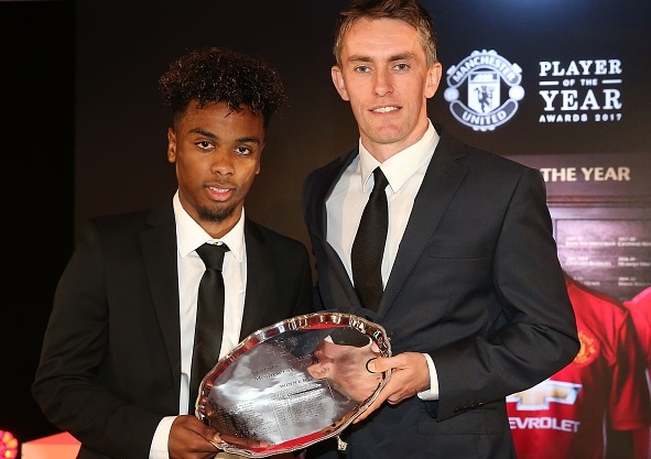 Em ho Nani xuat sac gianh giai thuong Jimmy Murphy cua Man Utd hinh anh