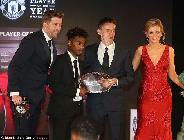 Em ho Nani xuat sac gianh giai thuong Jimmy Murphy cua Man Utd anh 2