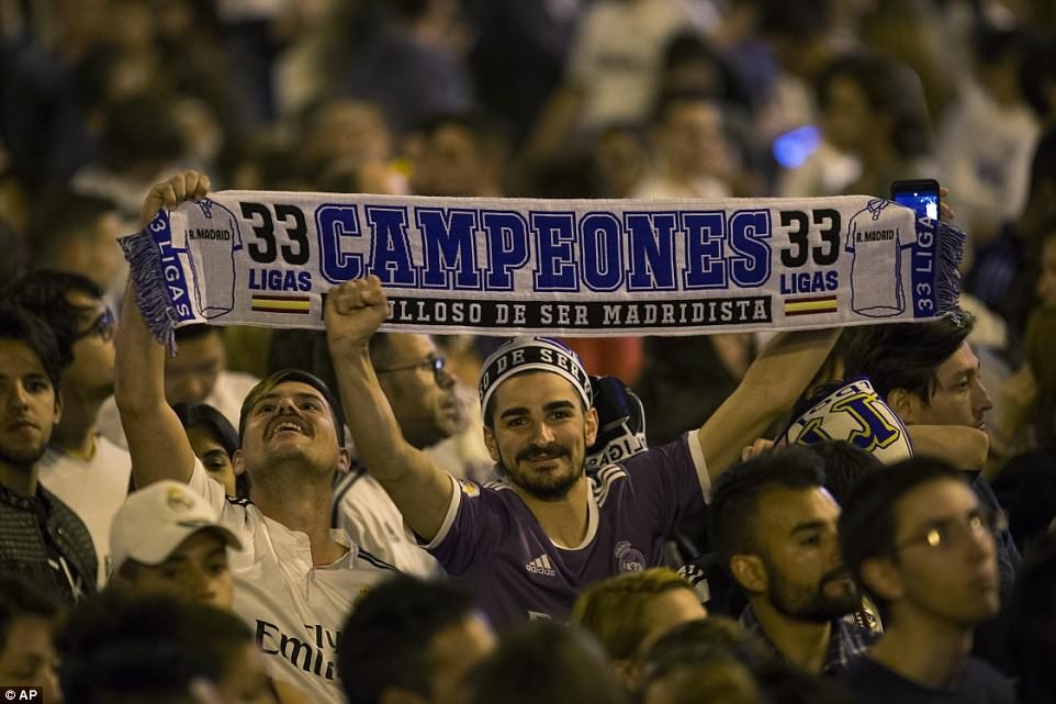 Bien nguoi chao don Zidane cung cac hoc tro tro ve Madrid anh 8