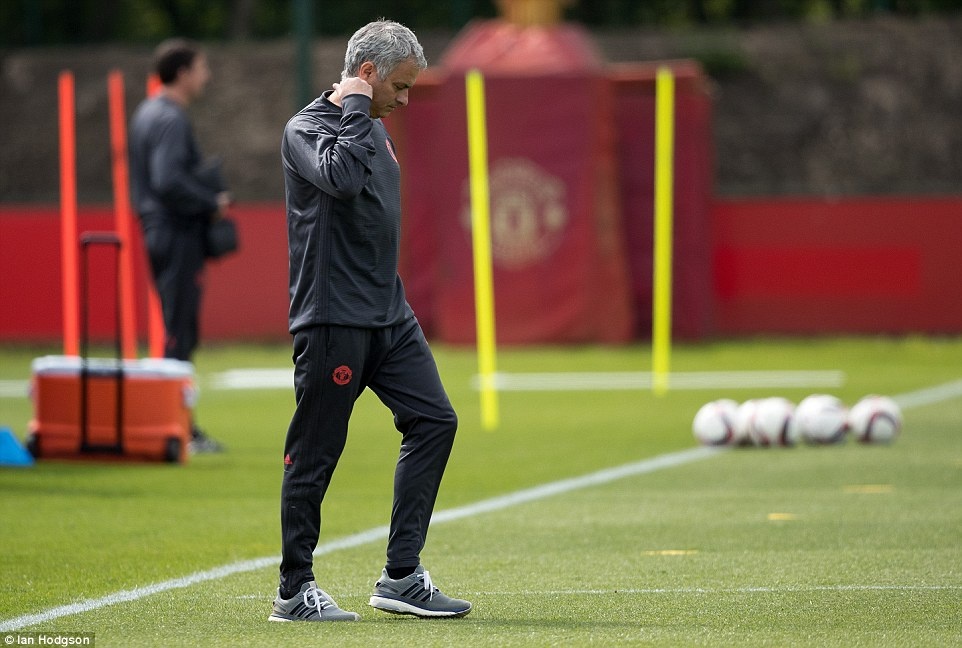 UEFA tang cuong an ninh bao ve tran Man Utd - Ajax anh 9