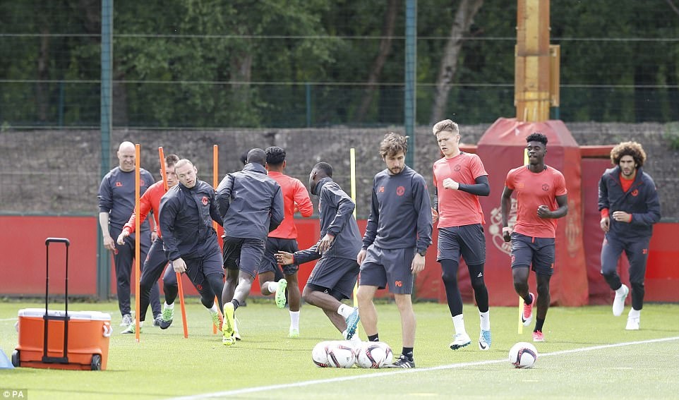 UEFA tang cuong an ninh bao ve tran Man Utd - Ajax anh 10