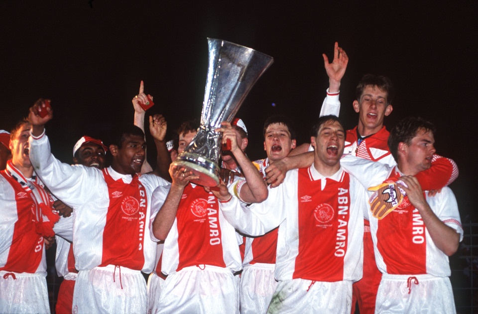 Ajax da gianh 6 cup vo dich chau Au nhu the nao? hinh anh