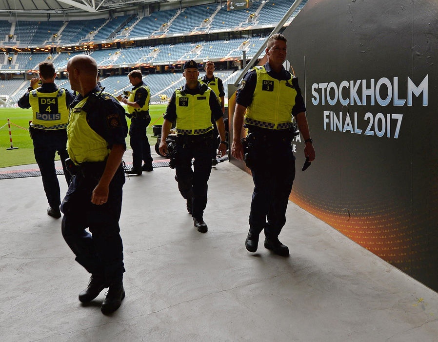 UEFA tang cuong an ninh bao ve tran Man Utd - Ajax anh 6