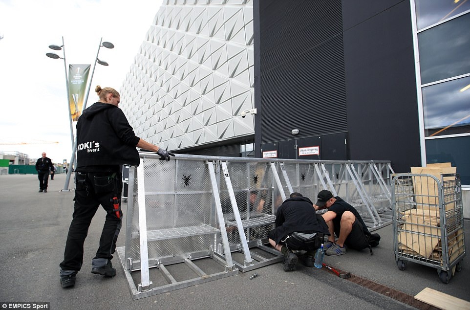 UEFA tang cuong an ninh bao ve tran Man Utd - Ajax anh 5