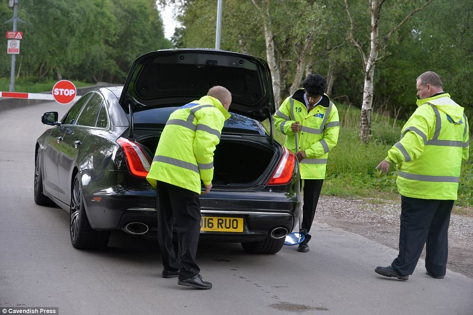 UEFA tang cuong an ninh bao ve tran Man Utd - Ajax anh 7