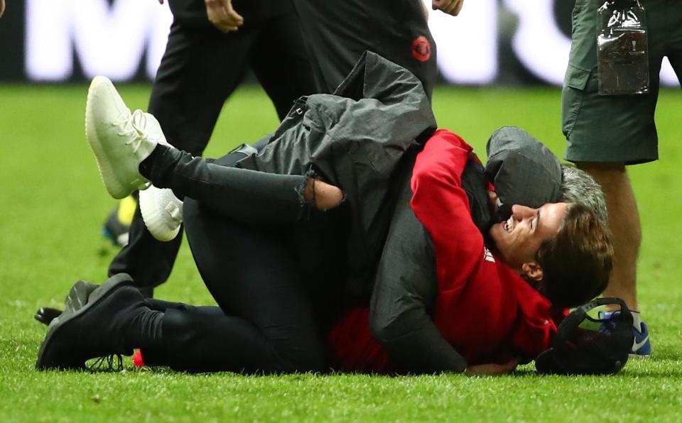 Hai cha con Mourinho nga lan tren san mung chuc vo dich Europa League hinh anh