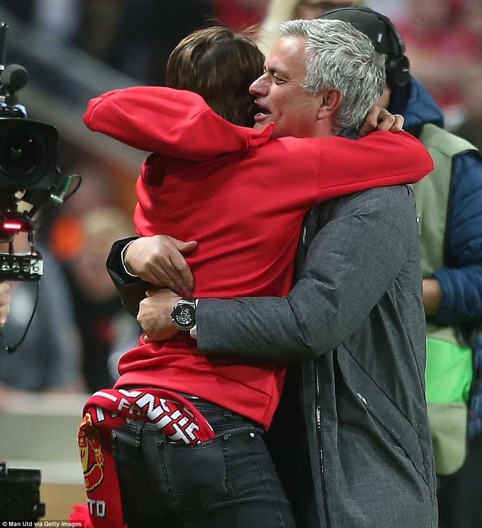 Hai cha con Mourinho lăn lộn trên sân mừng chức vô địch Europa League ảnh 5 Hai cha con Mourinho lan lon tren san mung chuc vo dich Europa League anh 5