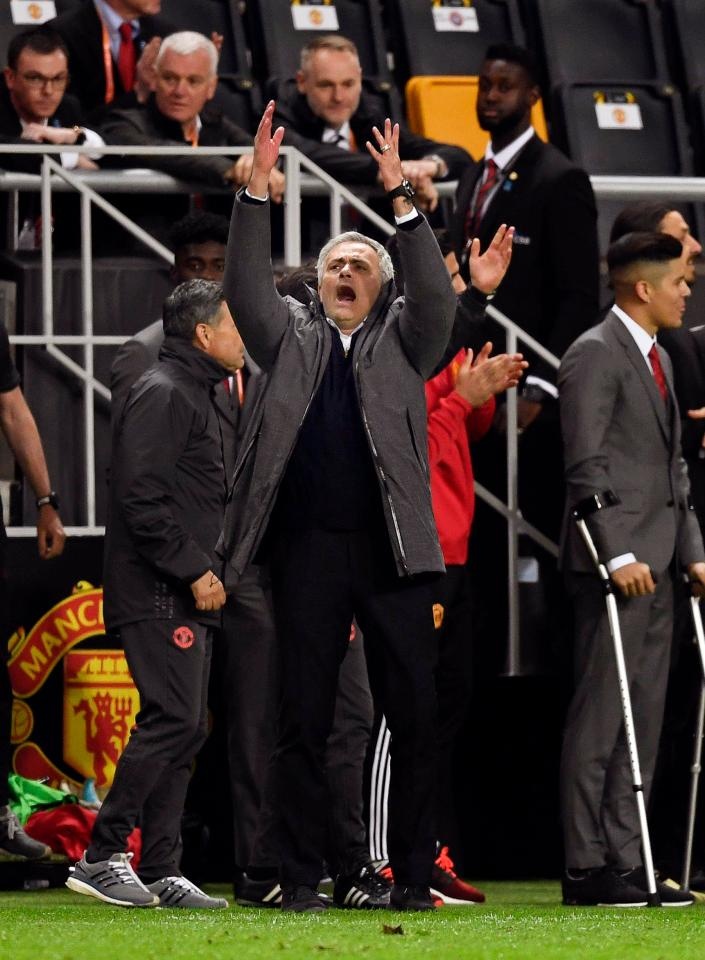 Hai cha con Mourinho lăn lộn trên sân mừng chức vô địch Europa League ảnh 1 Hai cha con Mourinho lan lon tren san mung chuc vo dich Europa League anh 1