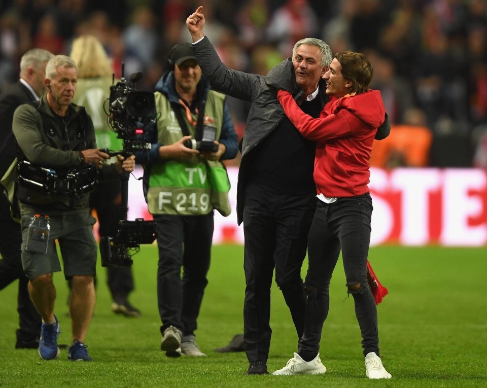Hai cha con Mourinho lăn lộn trên sân mừng chức vô địch Europa League ảnh 3 Hai cha con Mourinho lan lon tren san mung chuc vo dich Europa League anh 3