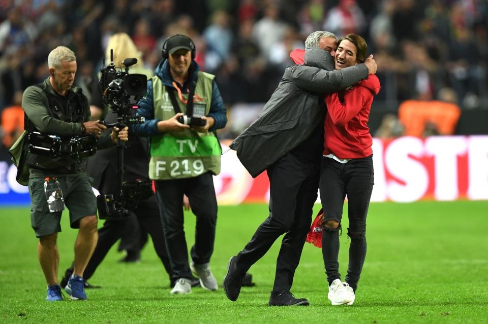 Hai cha con Mourinho lăn lộn trên sân mừng chức vô địch Europa League ảnh 4 Hai cha con Mourinho lan lon tren san mung chuc vo dich Europa League anh 4