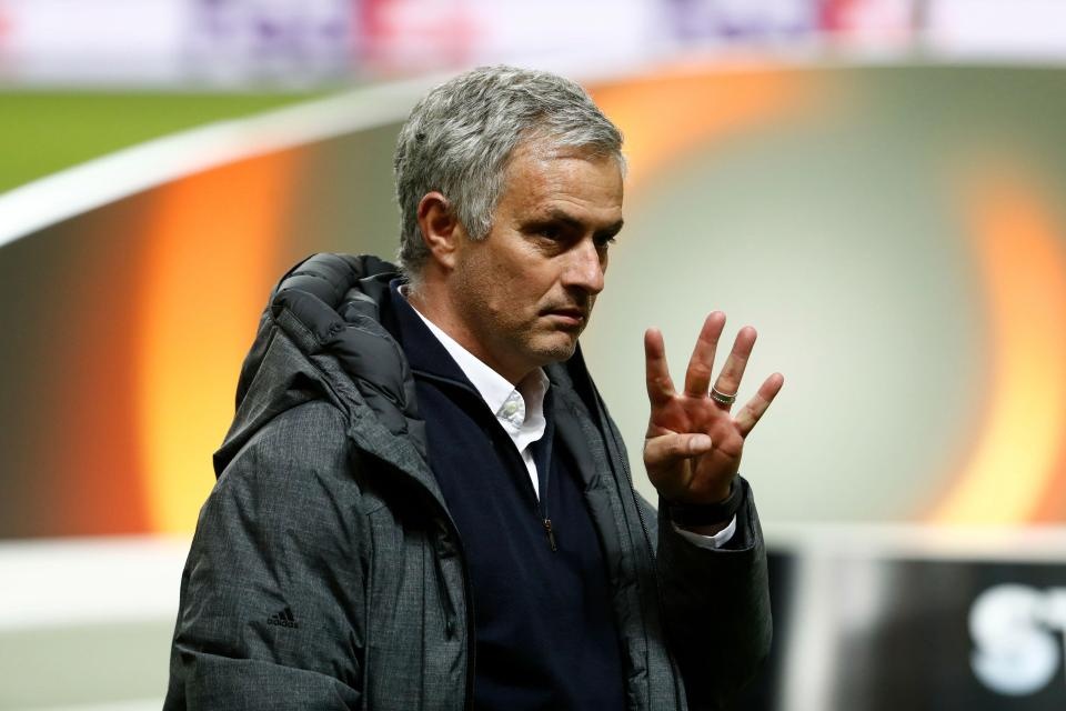 Hai cha con Mourinho lăn lộn trên sân mừng chức vô địch Europa League ảnh 8 Hai cha con Mourinho lan lon tren san mung chuc vo dich Europa League anh 8