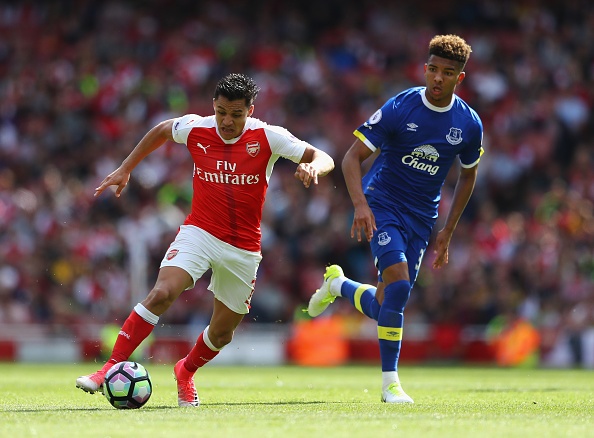 Arsenal tra luong ky luc de giu chan Sanchez anh 1