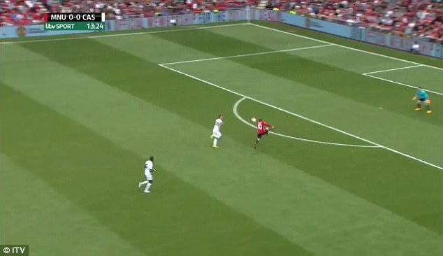 Co dong vien ‘dien dao’ vi pha chuyen bong cua Scholes cho Rooney anh 4