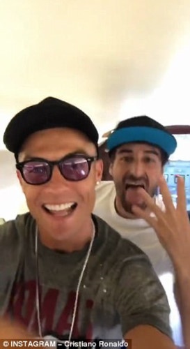 Ronaldo 'quay' tung bung tren may bay rieng anh 2