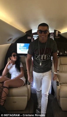 Ronaldo 'quay' tung bung tren may bay rieng anh 1