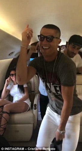 Ronaldo 'quay' tung bung tren may bay rieng anh 3