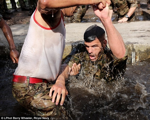 DT Anh tap luyen cung quan doi Hoang gia truoc vong loai World Cup anh 5