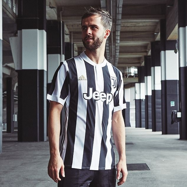 Juventus ra mat mau ao moi voi logo gay tranh cai anh 2