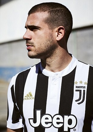 Juventus ra mat mau ao moi voi logo gay tranh cai anh 3